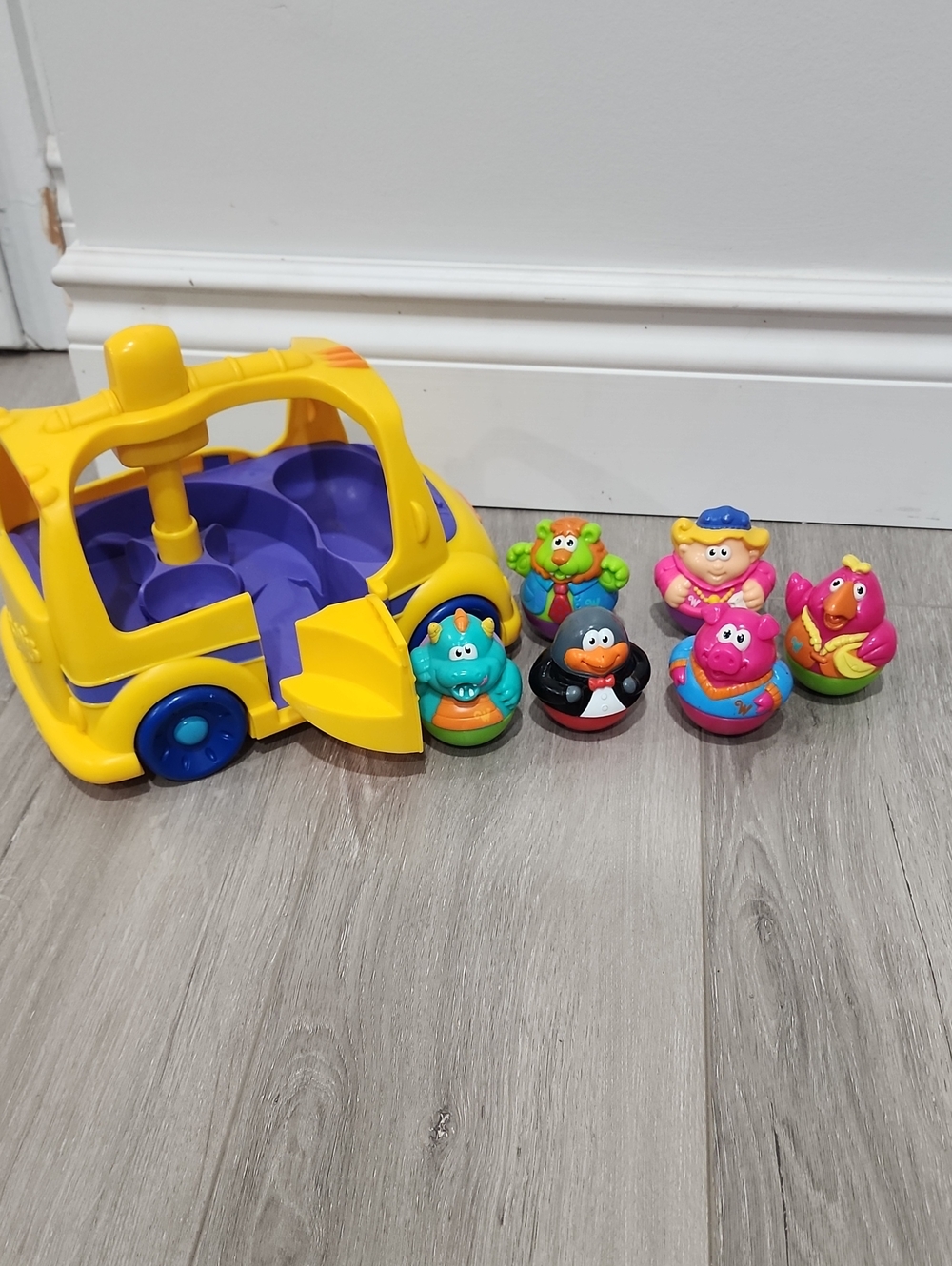 PLAYSKOOL WEEBLE WOBBLE School Bus with 6 Figurines